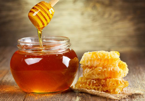 عسل یک ماده غذایی قوی و مغذی است که دارای فواید فراوانی می باشد.مصرف عسل دارای فواید و مضراتی می باشد که خانم ها در دوران بارداری باید به آن توجه کنند. از اینرو مصرف بیش از حد عسل در این دوران می تواند موجب افزایش وزن و بالارفتن دیابت شود. و مصرف به اندازه آن می تواند علاوه بر بالابردم سیستم ایمنی بدن ،در گوارش عذا، بیخوابی ، مشکلات معده و روده  بسیار مفید و موثر باشد.